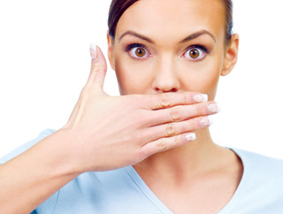 Hơi thở nặng mùi là một dấu hiệu có thể phải giải độc cơ thể - Ảnh: Shutterstock