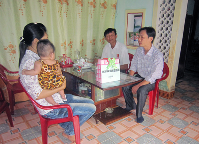 Thăm hỏi, tặng quà cho bệnh nhân AIDS là một trong những hoạt động được cán bộ y tế Trung tâm phòng chống HIV/AIDS hết sức chú trọng.