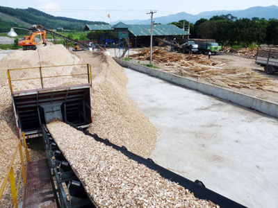 Một nhà máy sản xuất dăm giấy đang phát huy hiệu quả tại Đồng Lê (Tuyên Hóa). Ảnh: T.H