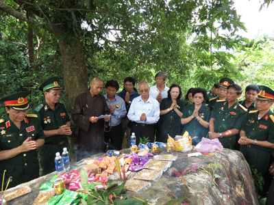Thiếu tướng Phan Khắc Hy cùng đồng đội thắp hương ở Lằng Khằng (Lào).