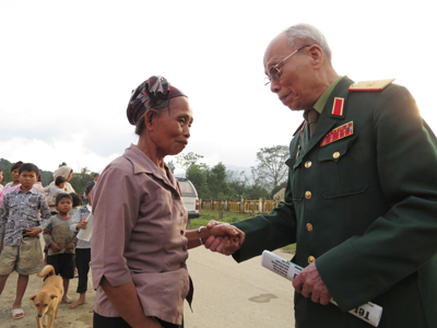 Thiếu tướng Phan Khắc Hy gặp lại đồng bào Vân Kiều Làng Ho năm 2012.