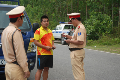 Một tổ tuần tra của Đội CSGT số 8 đang kiểm tra hành chính phương tiện lưu thông trên tuyến đường Hồ Chí Minh.