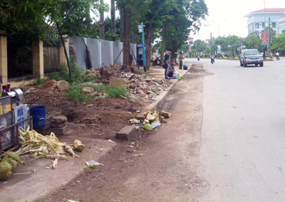 Lề đường trước trước Trung tâm Khí tượng-Thủy văn tỉnh trở thành nơi tập kết những thứ nham nhở do quá trình thi công cống thoát nước.