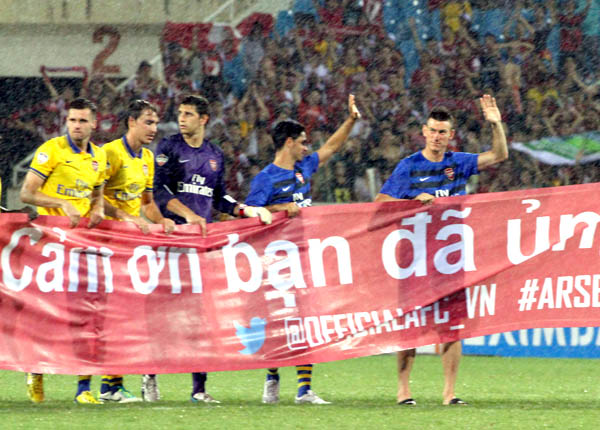  Arsenal căng tấm băng rôn cảm ơn người hâm mộ Việt Nam sau khi trận đấu kết thúc