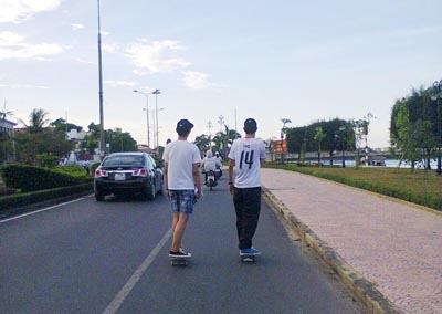 Trượt patin trên đường phố.