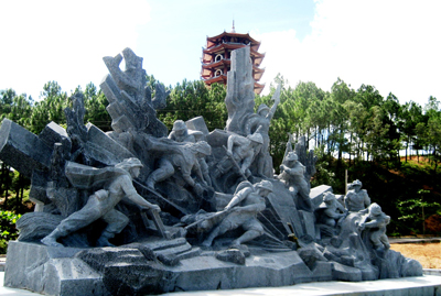 Cụm tượng đài và tháp chuông báo ân tại ngã ba Đồng Lộc.