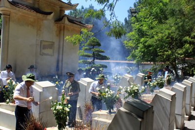 Thắp hương trên phần mộ mười cô gái hy sinh tại ngã ba Đồng Lộc.