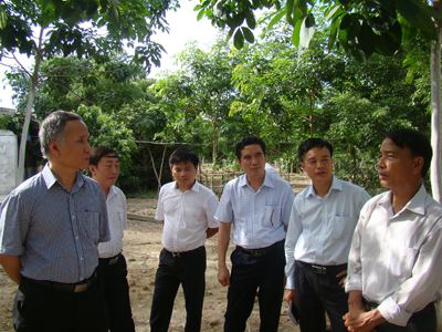 Thứ trưởng Trần Quốc Khánh và đoàn kiểm tra đến thăm mô hình trang trại tổng hợp của ông Lê Văn Tuy.