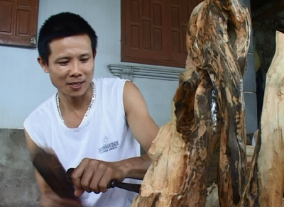 Từng mang án tù, anh Lê Văn Chiến, ở xã Đại Trạch là một trong những điển hình về tái hòa nhập cộng đồng với nghề mộc mỹ nghệ được đào tạo tại trại giam, anh hiện là chủ cơ sở mộc mỹ nghệ có tiếng tại huyện Bố Trạch.