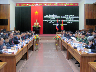 Toàn cảnh hội đàm giữa hai đoàn đại biểu cấp cao hai tỉnh Quảng Bình và Savannakhet (Lào).