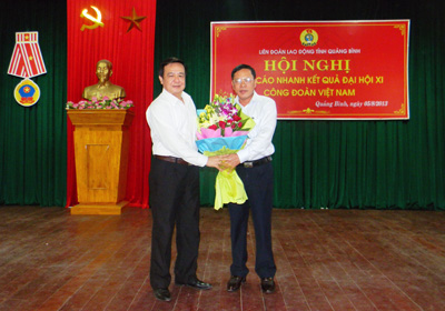  Đại diện LĐLĐ tỉnh tặng hoa chúc mừng đồng chí Lê Thuận Văn tiếp tục được bầu vào Ban Chấp hành Tổng LĐLĐ Việt Nam khóa XI, nhiệm kỳ 2013-2018.