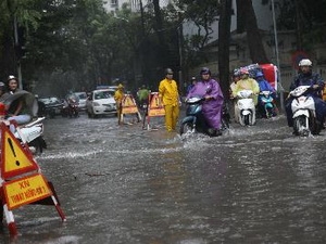 Bão số 5 gây mưa lớn, ngập nước trên đường phố Hà Nội. (Nguồn: TTXVN)