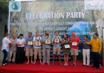 Đồng chí Trần Tiến Dũng, TUV, Phó Chủ tịch UBND tỉnh chúc mừng 6 khách du lịch quốc tế đầu tiên chinh phục Hang Sơn Đoòng