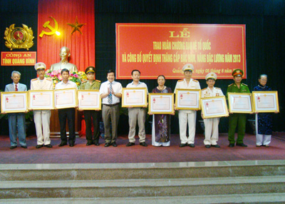 Thừa ủy quyền của Chủ tịch nước, đồng chí Nguyễn Xuân Quang, Ủy viên Thường vụ Tỉnh ủy, Phó Chủ tịch Thường trực UBND tỉnh trao tặng Huân chương Bảo vệ Tổ quốc cho các cá nhân.