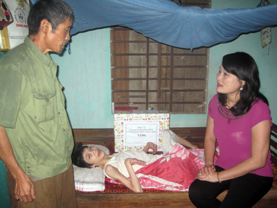 Đại diện lãnh đạo Văn phòng UBND tỉnh trao quà cho cháu Nguyễn Thị Năm, NNCĐDC, con ông Nguyễn Doãn Phúc ở xã Nam Hoá.