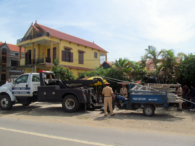 Lực lượng CSGT tạm giữ phương tiện đối với một trường hợp xe công nông đầu ngang đang lưu hành bất hợp pháp.