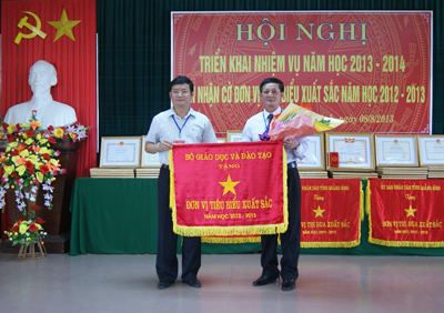 Đồng chí Trần Tiến Dũng, Tỉnh ủy viên, Phó Chủ tịch UBND tỉnh trao Cờ đơn vị tiêu biểu xuất sắc cho Sở GD-ĐT.