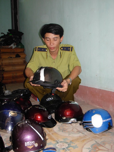 Mũ bảo hiểm kém chất lượng do chi cục Quản lý thị trường tịch thu tiêu hủy.