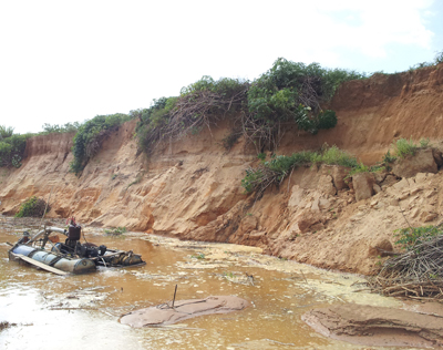 Sông Dinh sạt lở tại điểm khai thác cát thuộc địa phận thị trấn Việt Trung.