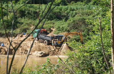 Dù đã bị đình chỉ, nhưng tại các điểm khai thác cát trên sông Dinh ở thị trấn Việt Trung vẫn ngang nhiên hoạt động.