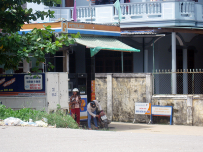 Cửa hàng xăng dầu tại TK 5, thị trấn Quy Đạt sẽ phải di dời vào cuối năm 2014.