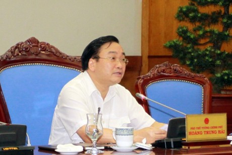 Phó Thủ tướng Hoàng Trung Hải yêu cầu các địa phương phải đảm bảo đến cuối năm 2013 căn bản hoàn thành việc cấp Giấy Chứng nhận quyền sử dụng đất lần đầu trong phạm vi cả nước. Ảnh: VGP/Nguyên Linh