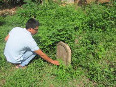 Bên bia mộ của những học sinh Lào tại vườn nhà bà Bích.