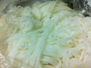 Bún chứa chất Tinopal sẽ gây hại cho sức khỏe người dùng. (Ảnh: PV/Vietnam+)