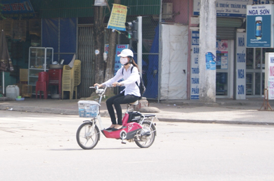 Sử dụng xe máy, xe đạp điện không đội mũ bảo hiểm: 