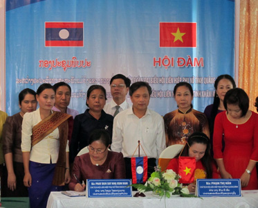 Đại diện lãnh đạo Hội LHPN tỉnh và Hội LHPN tỉnh Khăm Muộn ký kết biên bản ghi nhớ.