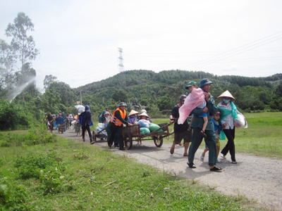 Diễn tập di dời dân vùng ngập lụt đến nơi an toàn tại thôn Rào Đá, xã Trường Xuân.