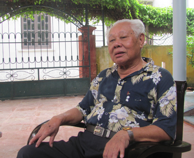 Ông Lại Văn Ly đang hồi tưởng lại những giờ khắc làm nên lịch sử trên đất Quảng Bình.