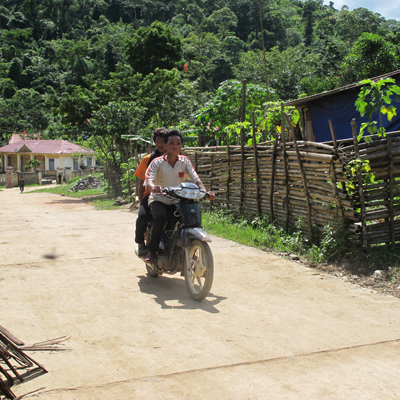 Người A Rem vẫn chưa ý thức chấp hành pháp luật khi tham gia giao thông.