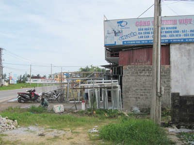 Một cơ sở sản xuất TTCN xen kẽ trong khu dân cư gây ảnh hưởng đến môi trường sống của các hộ dân xung quanh.