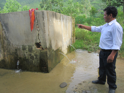 Hệ thống bể chứ nước ở bản Khe Ngát đã hư hỏng nặng.