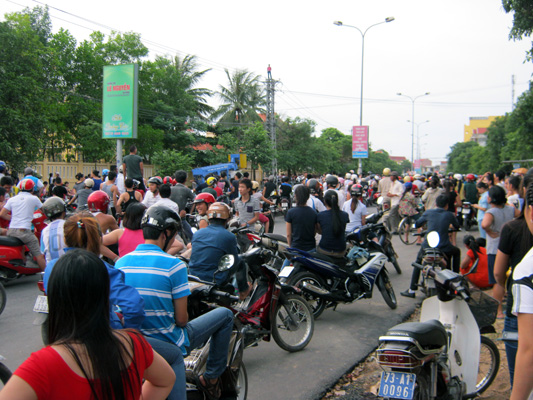 Sự việc trên khiến hàng ngàn người dân hiếu kỳ đến xem.