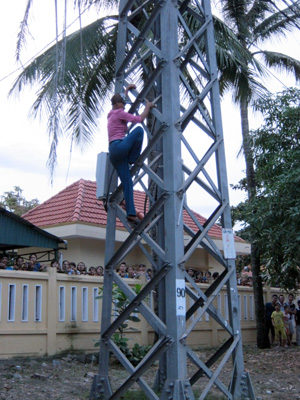 Sau hơn 1 giờ, người phụ nữ này mới từ từ leo xuống.