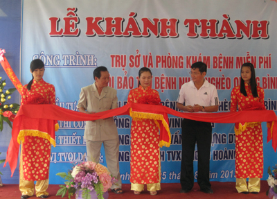 Đồng chí Trần Tiến Dũng, Phó Chủ tịch UBND tỉnh cùng cắt băng khánh thành phòng khám miễn phí cho bệnh nhân nghèo