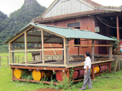 Nhiều người dân Tân Hóa đã làm nhà nổi để chống lũ.