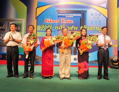 Đồng chí Trần Tiến Dũng, Tỉnh ủy viên, Phó Chủ tịch UBND tỉnh tặng hoa, chúc mừng các gia đình văn hóa tiêu biểu nhân Ngày gia đình Việt Nam 28-6-2013.