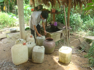 Người dân tập trung các vật dụng để khi có nước về thì phải dự trữ.