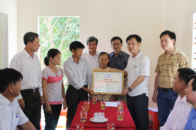 Đại diện Công đoàn Công ty Quản lý Đường sắt Quảng Bình trao nhà tình nghĩa cho ĐVCĐ có hoàn cảnh đặc biệt khó khăn.