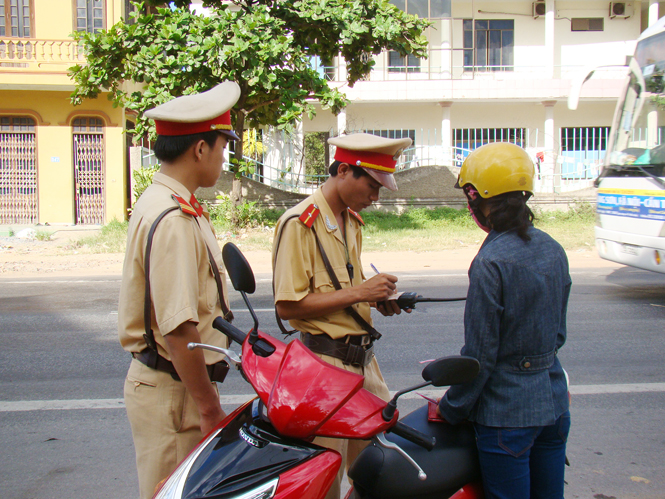 Lực lượng CSGT thành phố tuần tra kiểm soát, xử lý các trường hợpvi phạm ATGT trên địa bàn.