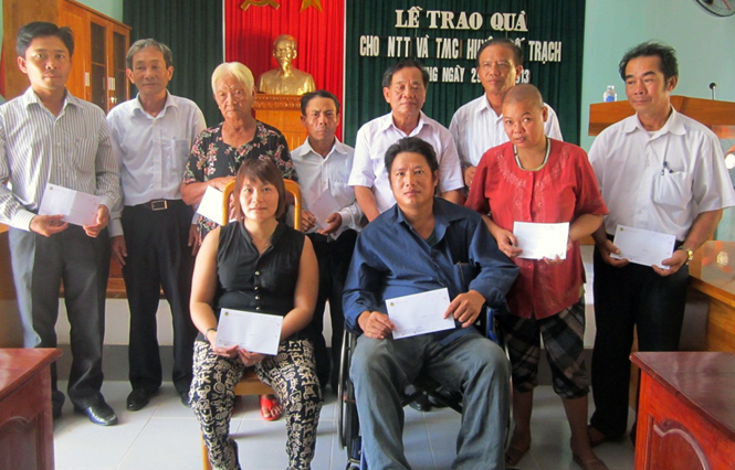 Ông Phạm Tiến Cảm, Giám đốc công ty TNHH một thành viên Việt Trung trao quà cho người khuyết tật và trẻ mồ côi                             