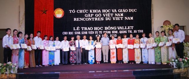 Giáo sư Trần Thanh Vân và Giáo sư Odon Vallet trao học bổng cho sinh viên Trường đại học Quảng Bình