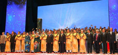 Lãnh đạo Chính phủ, Quốc hội và các bộ, ban, ngành Trung ương cùng các doanh nghiệp tiêu biểu được trao Giải thưởng Sao Vàng đất Việt, sáng 2/9. Ảnh: VGP/Lê Sơn