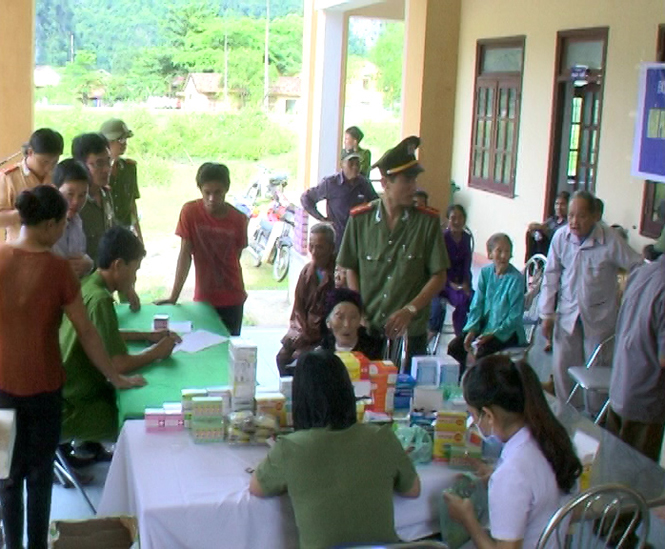 Đoàn thanh niên Công an tỉnh khám, cấp phát thuốc miễn phí và tặng quà cho các gia đình chính sách trên địa bàn toàn xã.