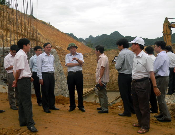 Đồng chí Trần Văn Tuân kiểm tra các công trình xây dựng cơ bản thuộc Chương trình 30a tại huyện Minh Hóa.     
