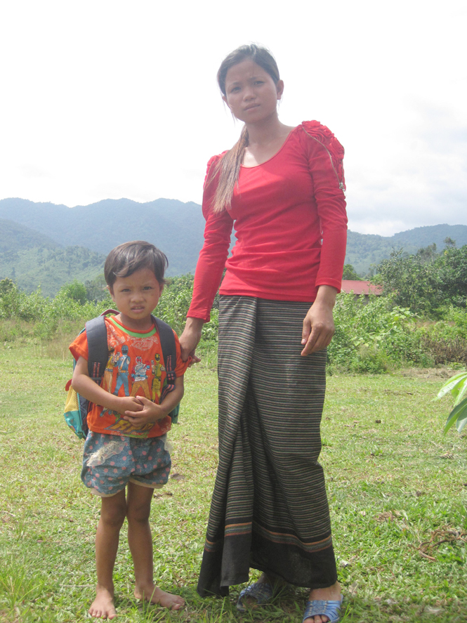 Cô giáo cắm bản Mai Thị Hải Yến với đứa con Vân Kiều Hồ Văn Thông.