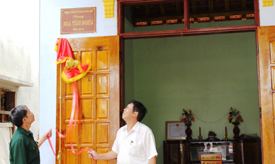 Trao tặng nhà tình nghĩa cho ông Lưu Đức Giao ở xã Kim Hóa.